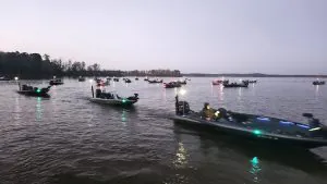 Un pêcheur du tournoi a remporté la première place. Puis son chèque a rebondi