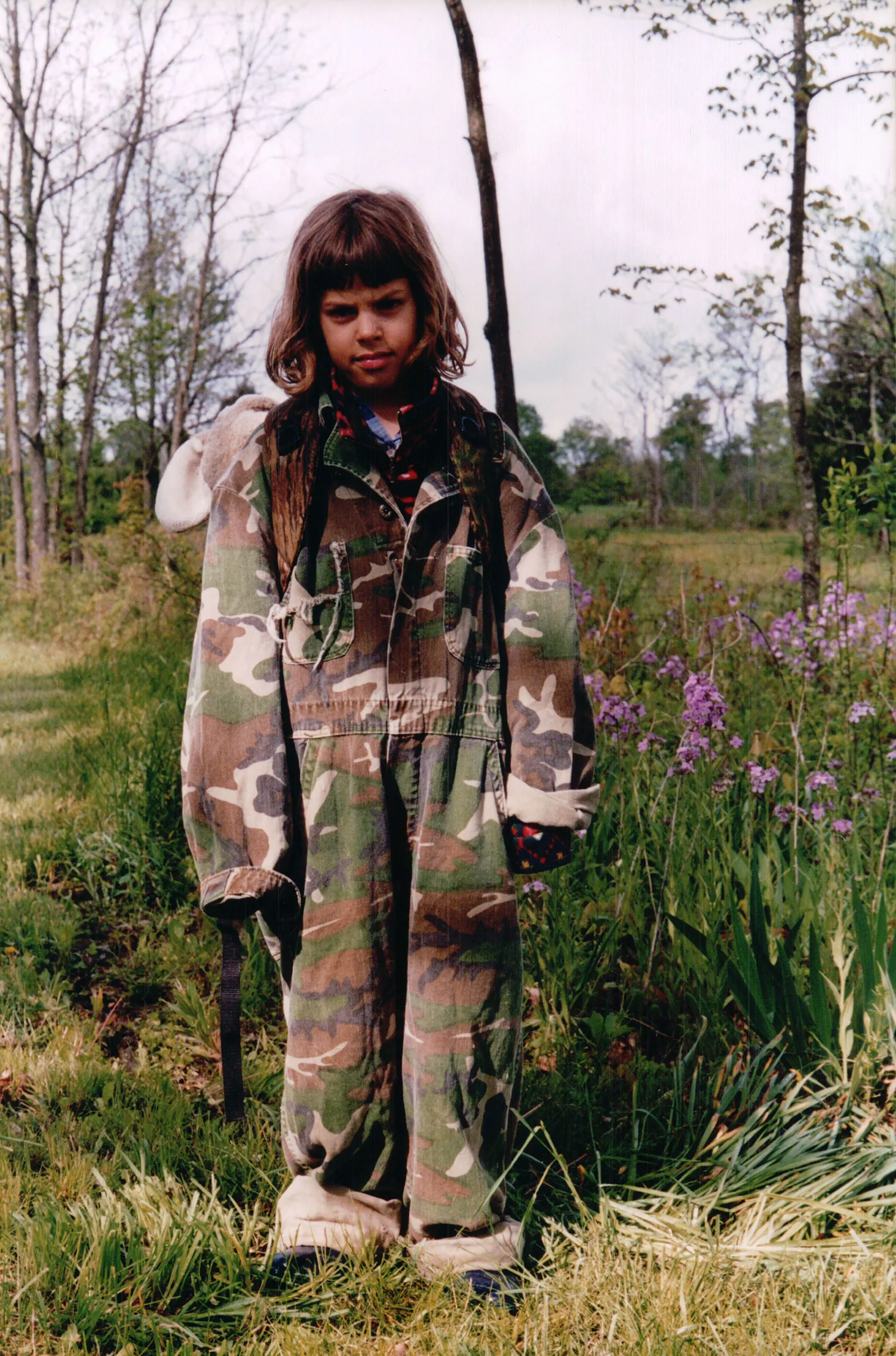 Natalie Krebs dans des vêtements de chasse surdimensionnés.