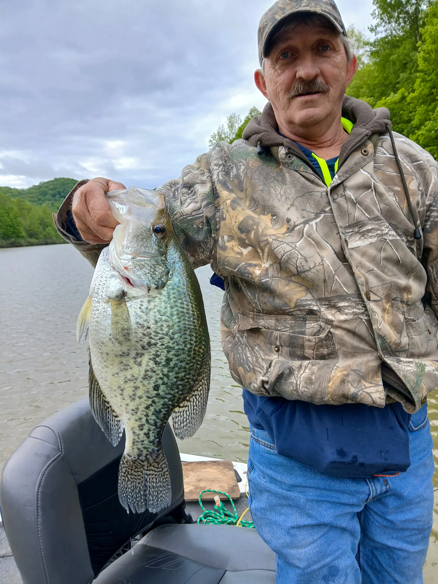 Jerry Porter détient le plus lourd crappie noire en Virginie-Occidentale.