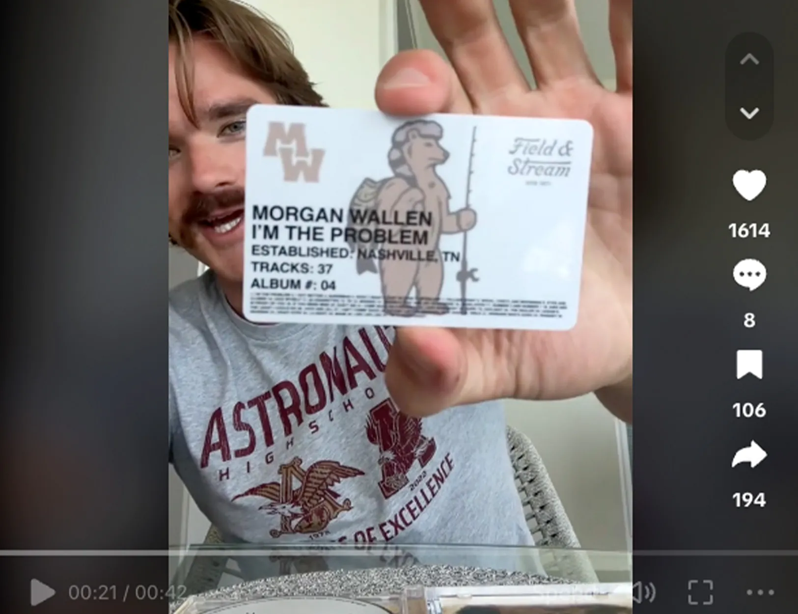 Une carte d'identité de pêche de nouveauté incluse dans un album de Morgan Wallen en édition limitée.