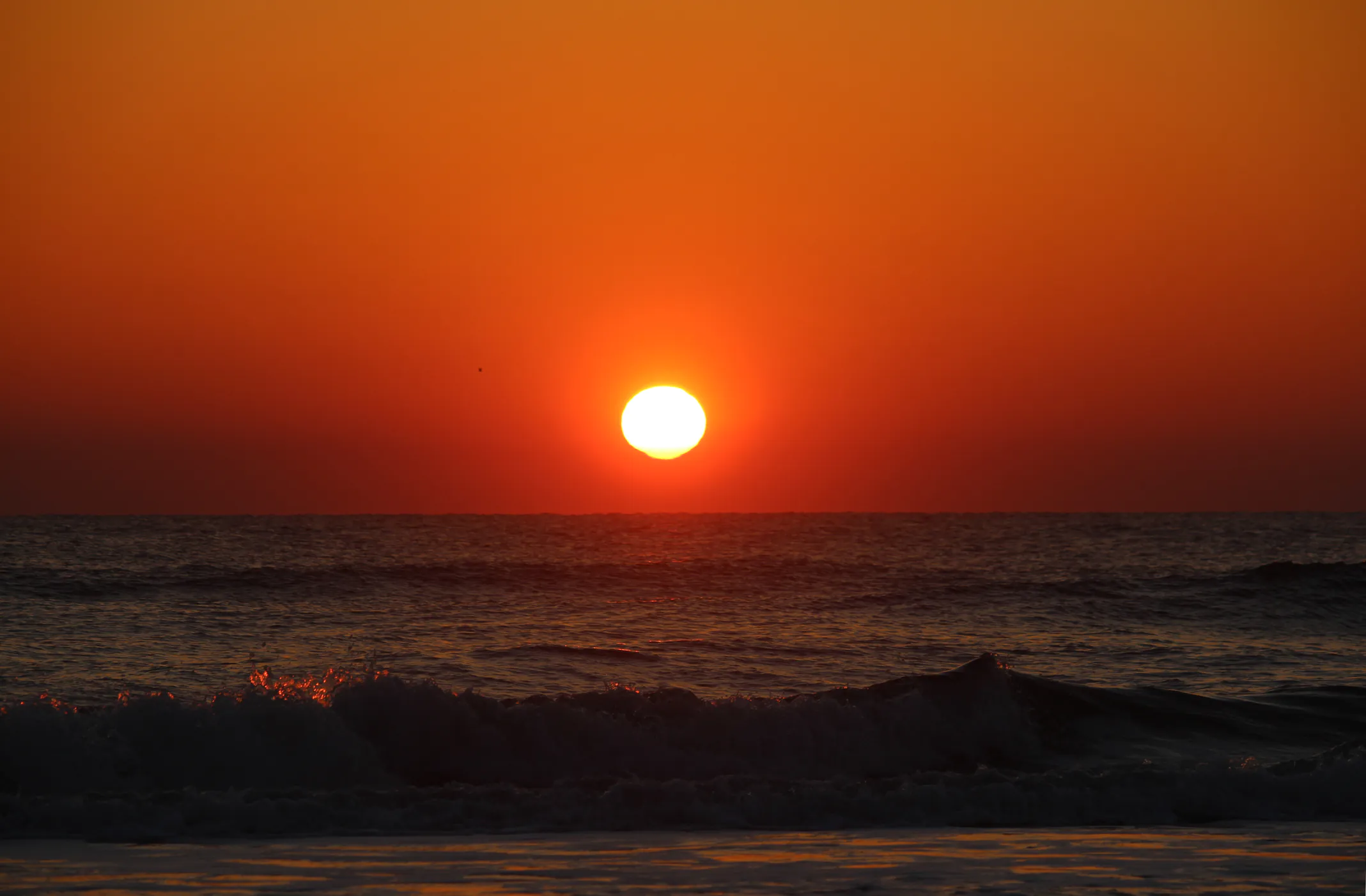 Le beau lever de soleil se reflète à travers l'eau calme de l'océan. Voyage. Nature.