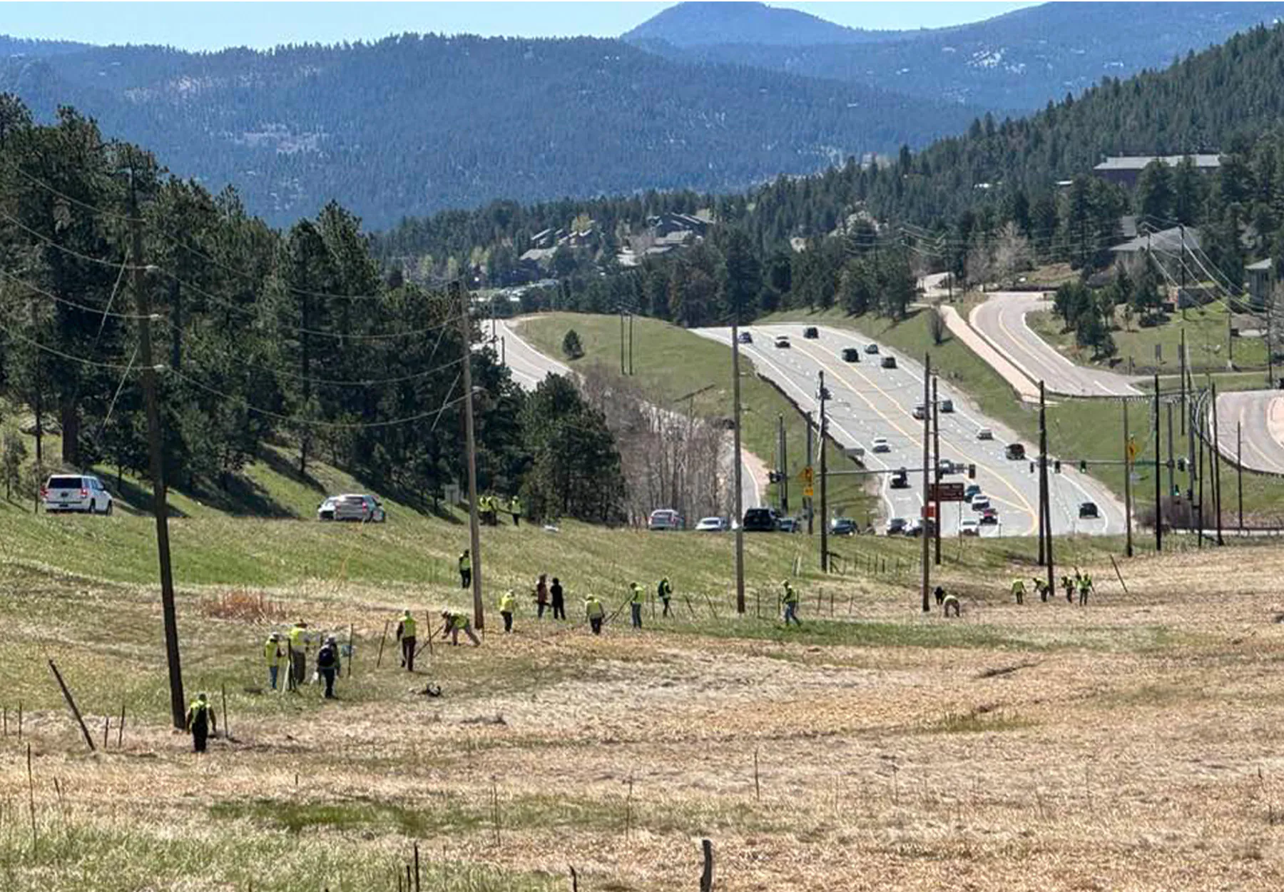Les bénévoles enlèvent les vieilles clôtures en fil de fer barbelé le long d'une autoroute du Colorado.