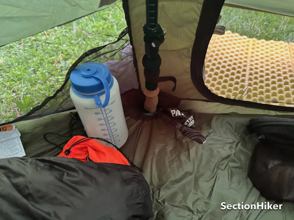 Alors que les poteaux de trekking sont fixés à l'intérieur, ils sont à l'écart et difficiles à déloger.