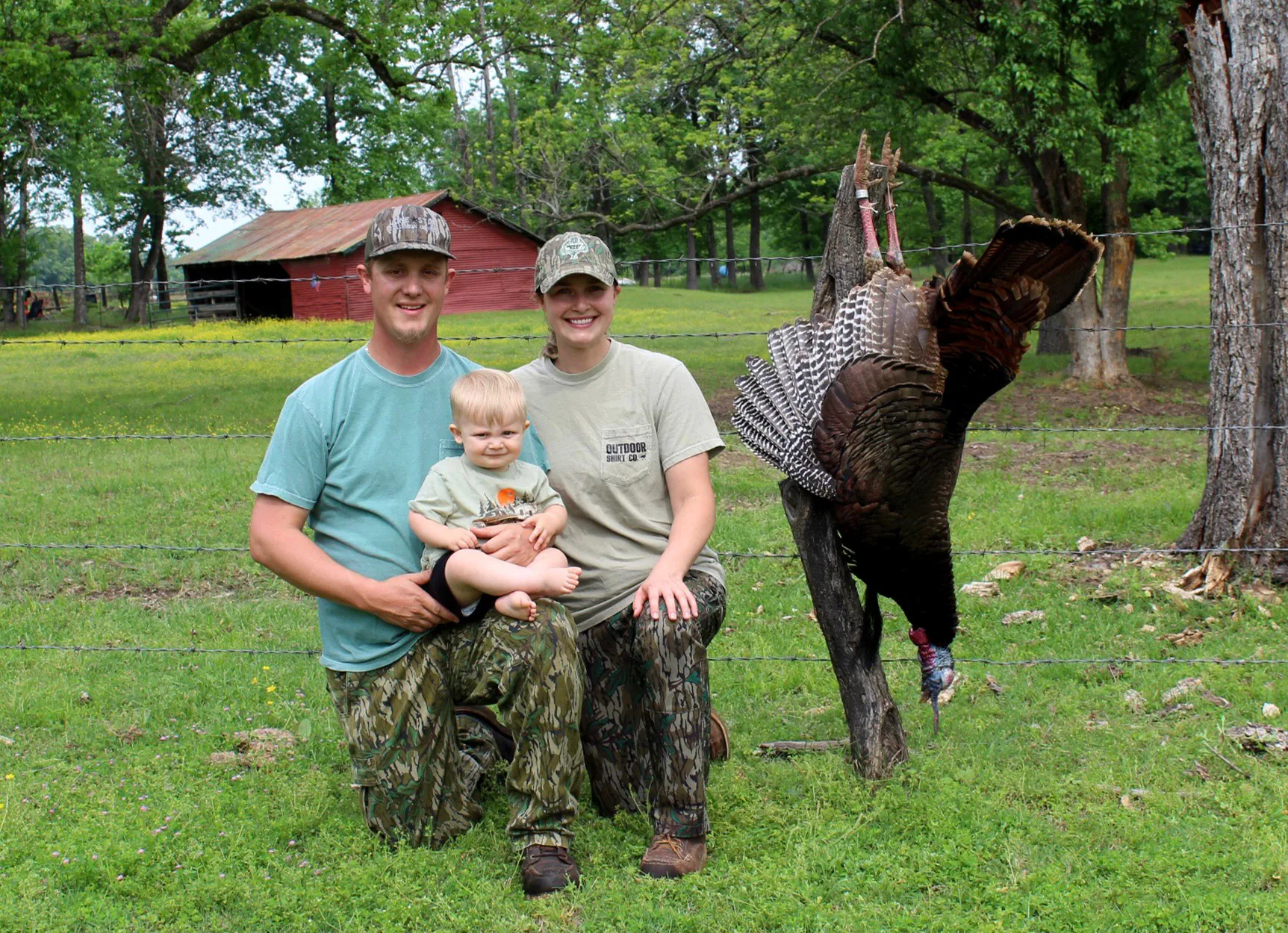 Deux chasseurs et leur fils d'un an avec un joli gobbler.