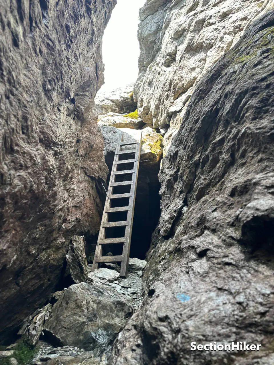 Il y avait encore de la glace dans la grotte derrière cette échelle
