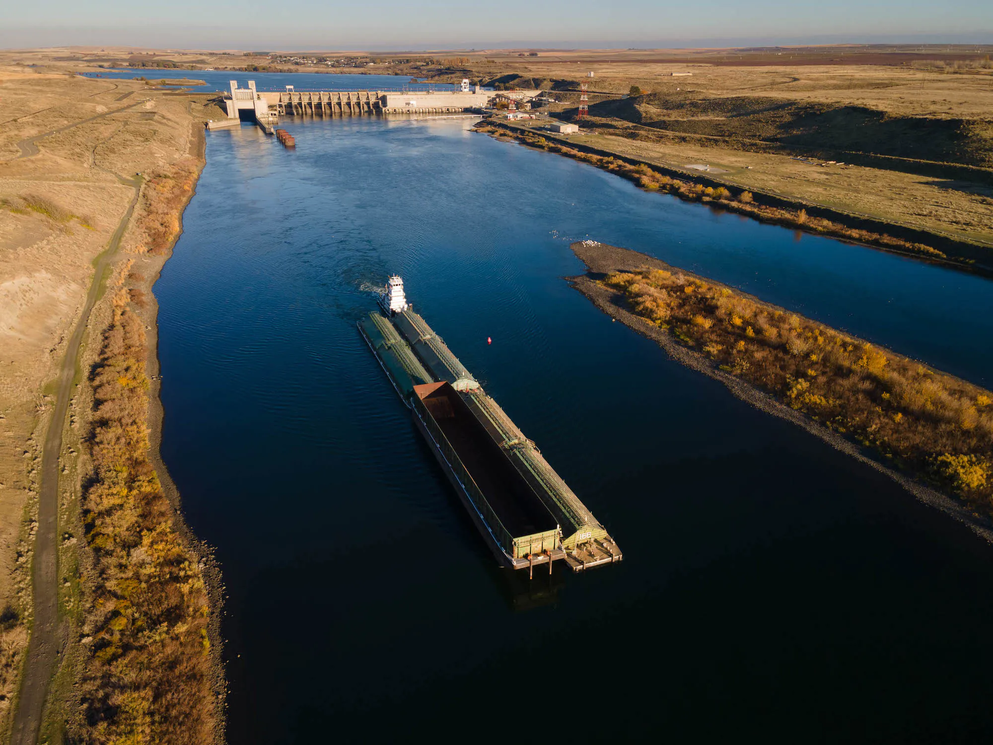 Une barge sur la rivière Snake inférieure.