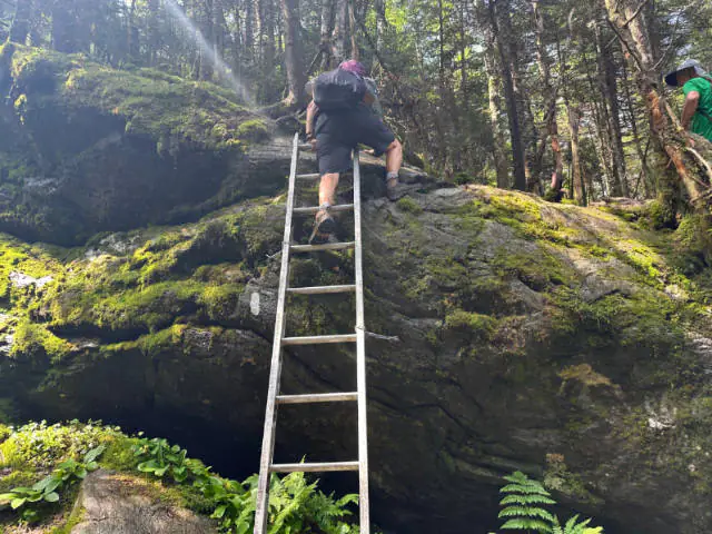 L'échelle était facile, mais les rochers au-dessus étaient très glissants