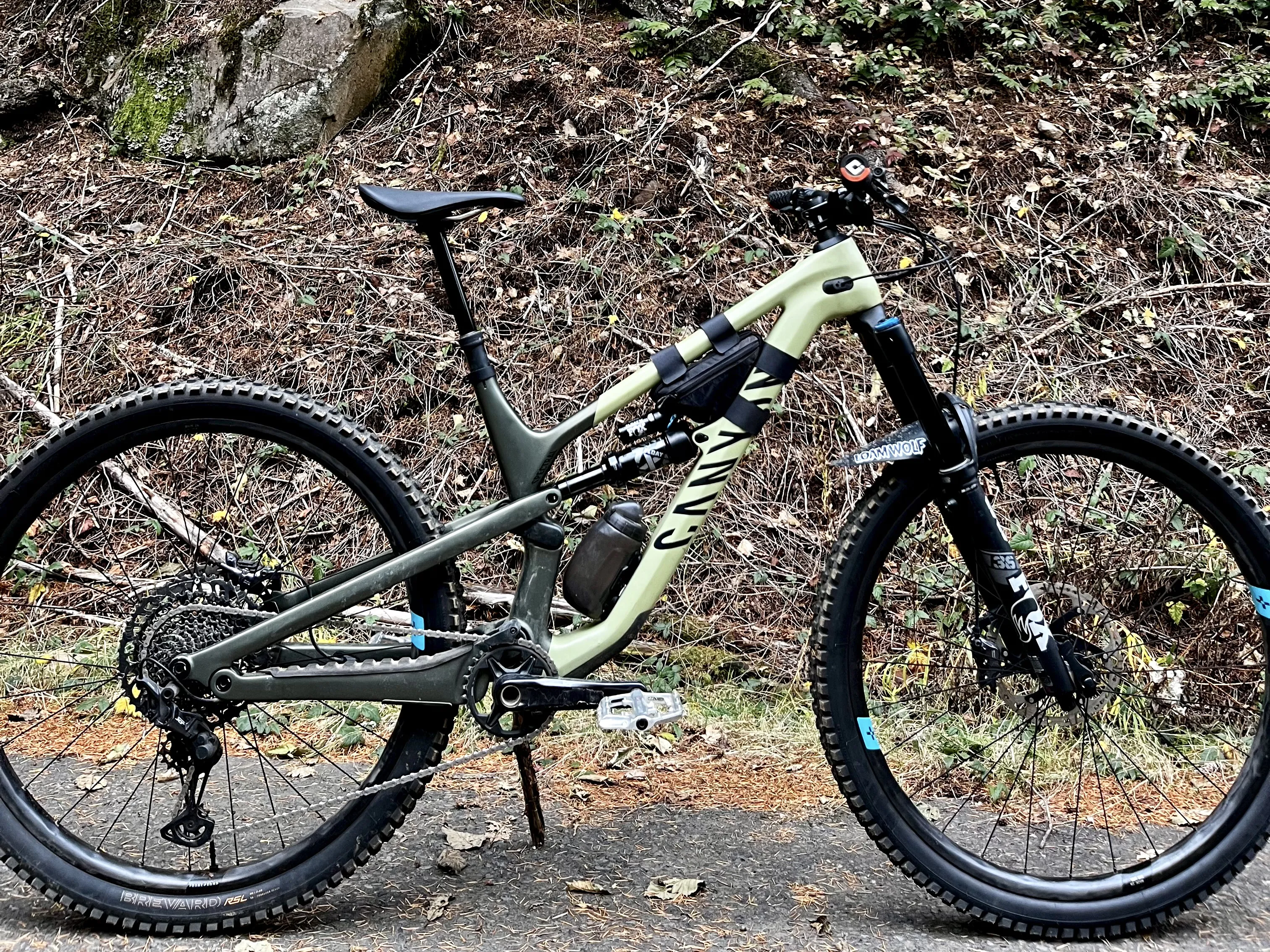 Un vélo de montagne Trail se trouve sur un sentier pavé.