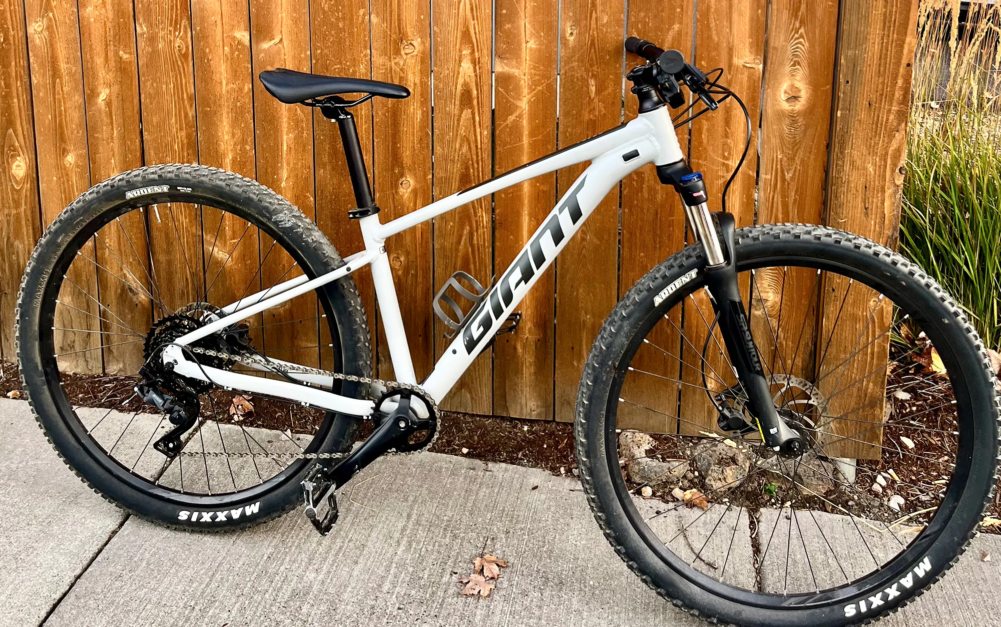 Un vélo de montagne de fond se trouve sur le trottoir.