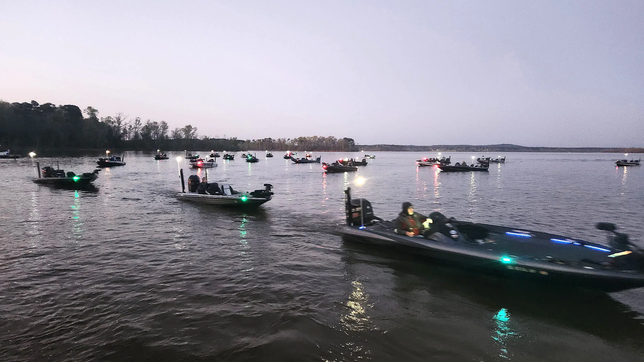 Un groupe de bateaux de basse sur l'eau dans le brouillard.