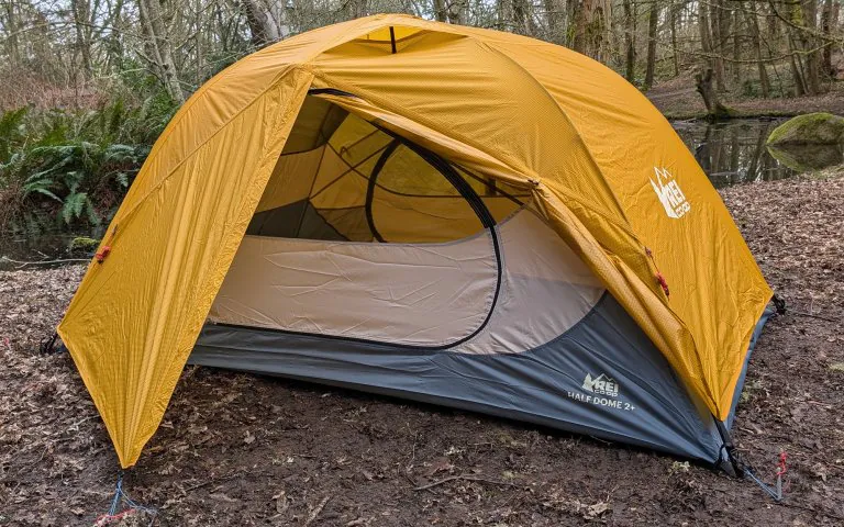 REI Half Dome installé dans une forêt