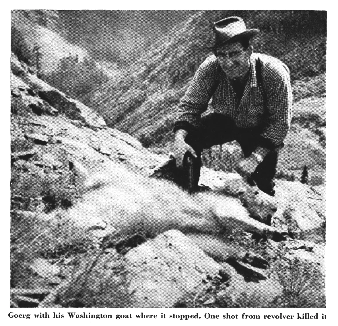 Alfred J. Goerg avec une chèvre qu'il a marqué avec une arme de poing