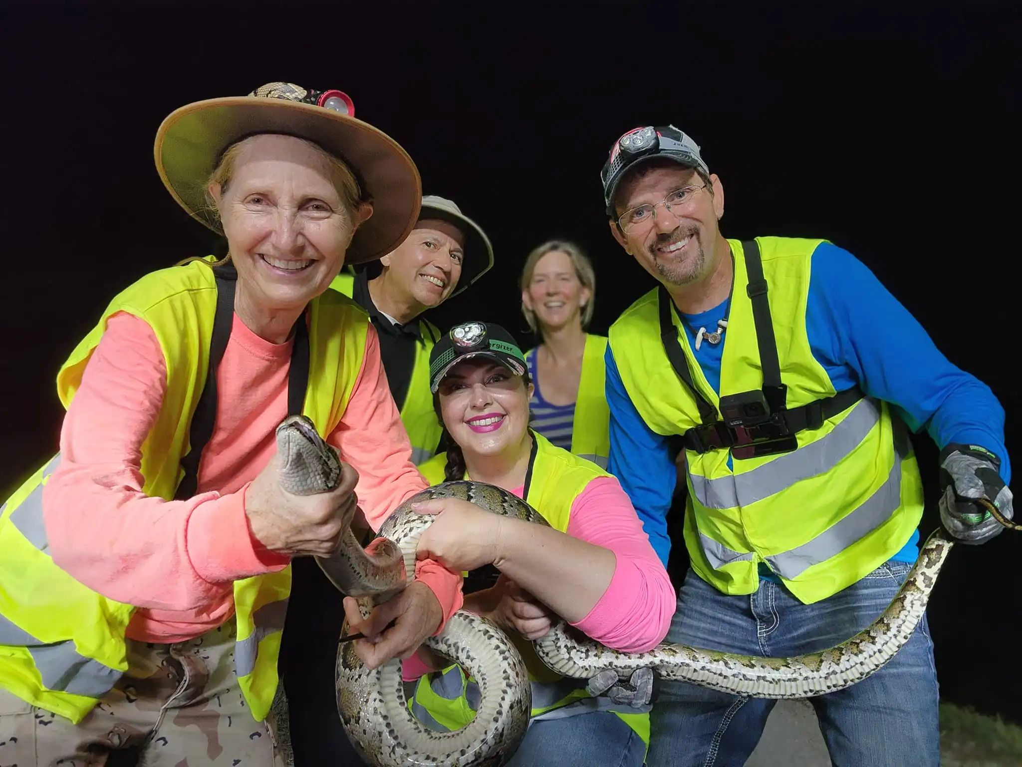 Les Everglade Avengers avec un python qu'ils ont attrapé