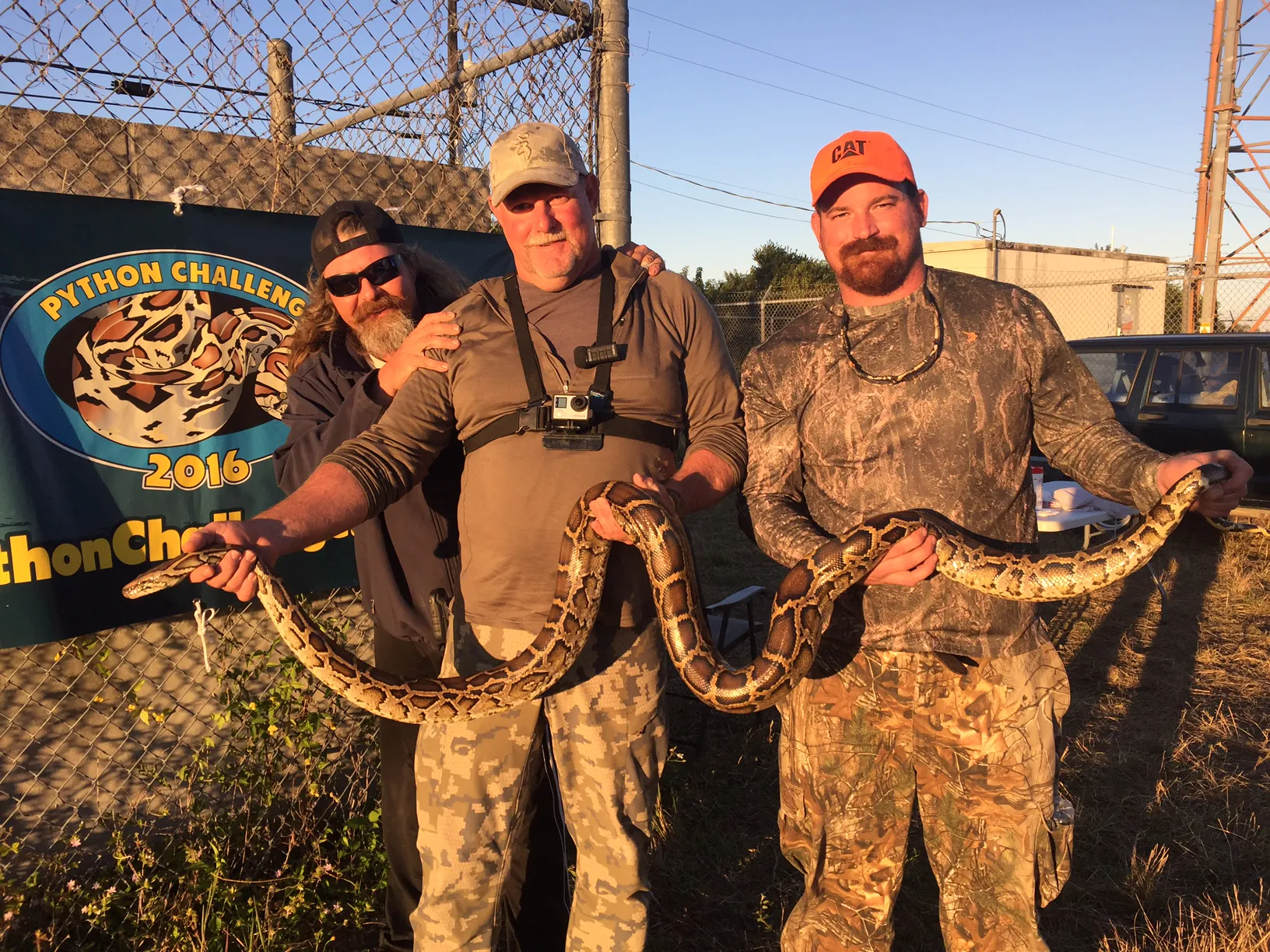 Bill Booth et deux autres chasseurs de python avec un python de bonne taille capturé en 2016.