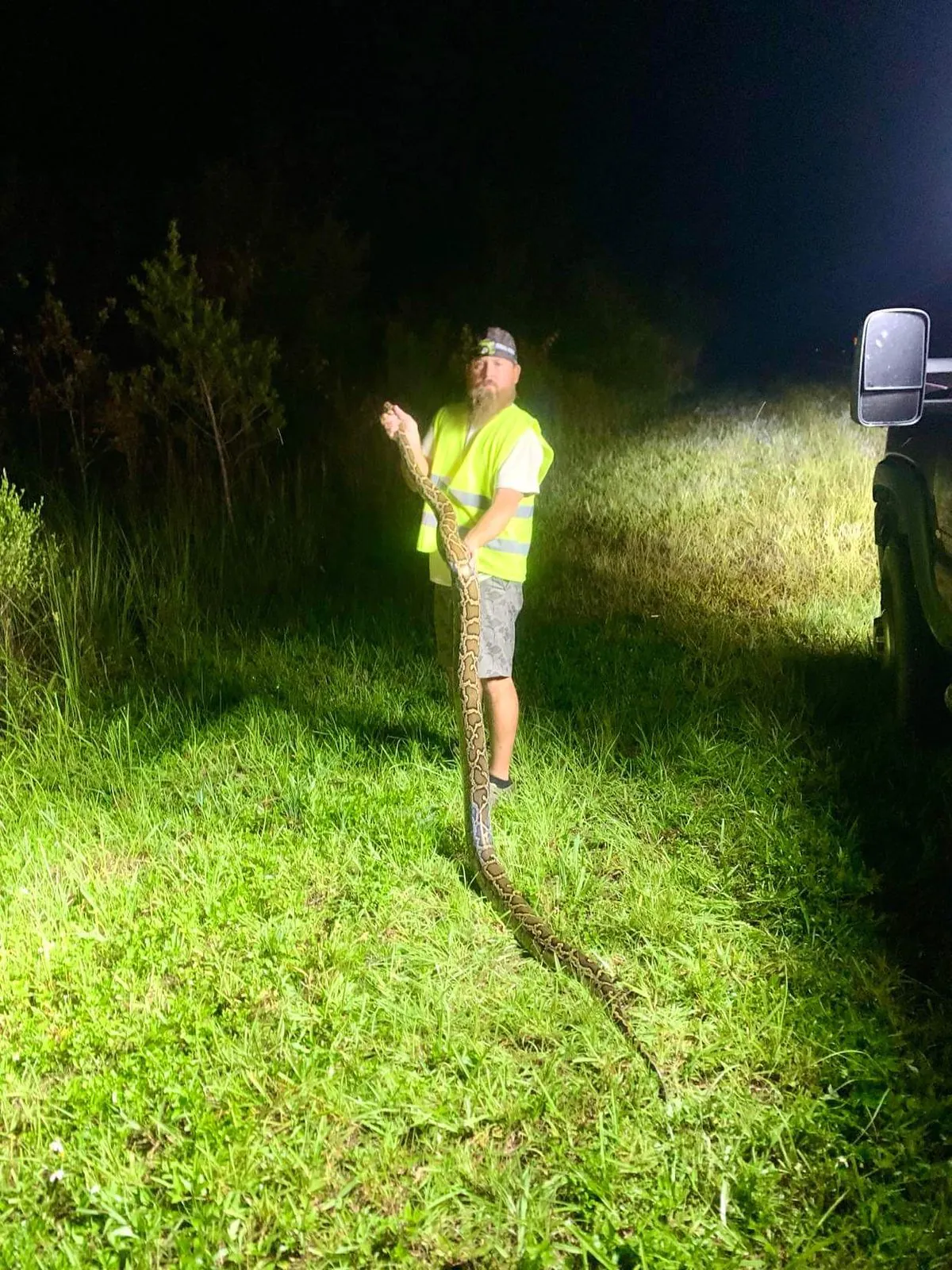 Ronald Kiger avec un serpent pendant le défi Python