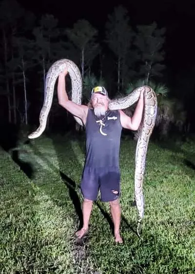 Python Hunter Dusty Crum avec un gros serpent.