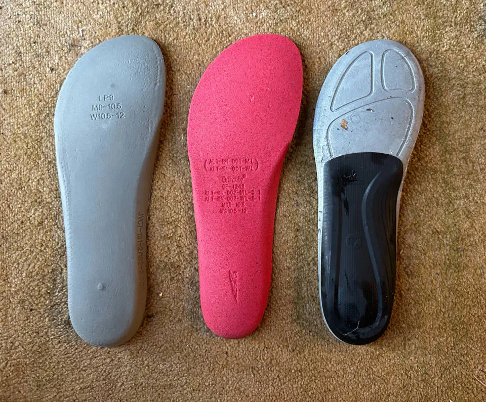 Comparaison avec les semelles intérieures qui sont livrées avec Altra Trail Runners (à gauche deux) et le Superfeet Run prenant en charge la semelle intérieure basse (à droite)