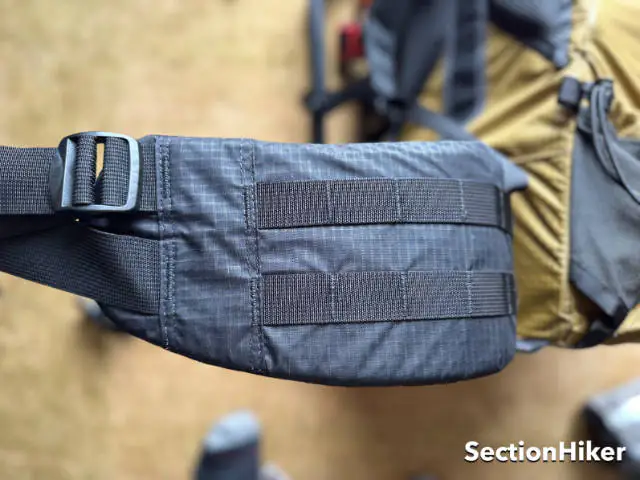 Le Hipbelt a des échelles d'attachement de poche pour une personnalisation facile