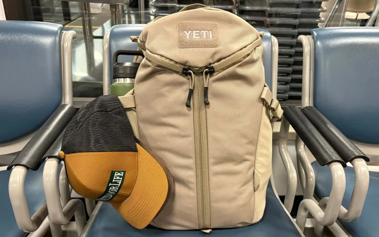   Yeti Ranchero Backback assis sur un banc d'aéroport