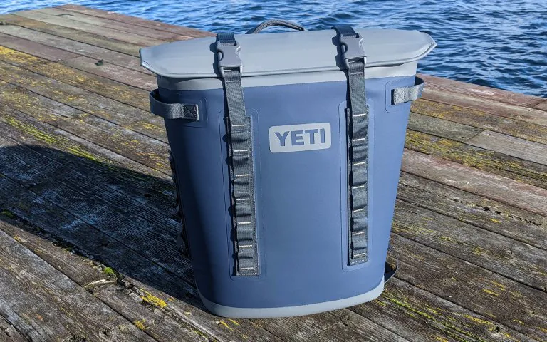   Yeti Hopper Backpack Cooler Assis sur un quai