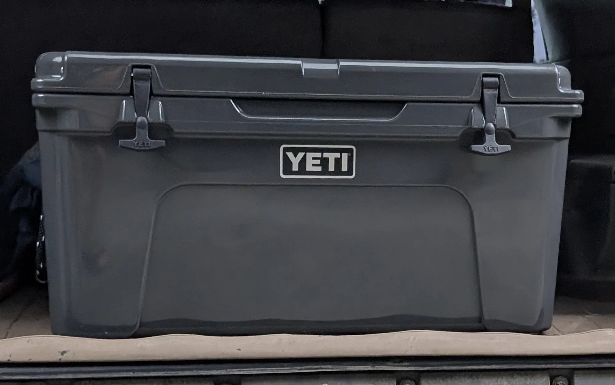 Yeti Tundra 65 assis dans un coffre de voiture
