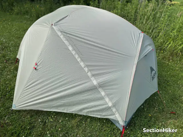 La tente se relâche et est facilement attachée aux sangles arrière d'un pack ou sous la sangle supérieure Y.