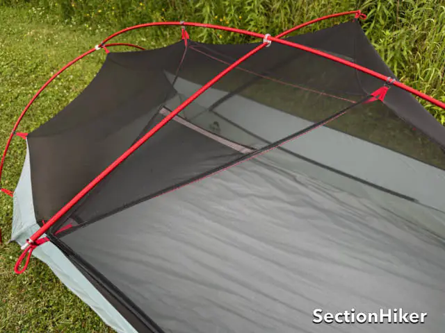Le plafond possède deux poches de loft Triangluar Gear, y compris une corde à linge pour accrocher la lessive humide