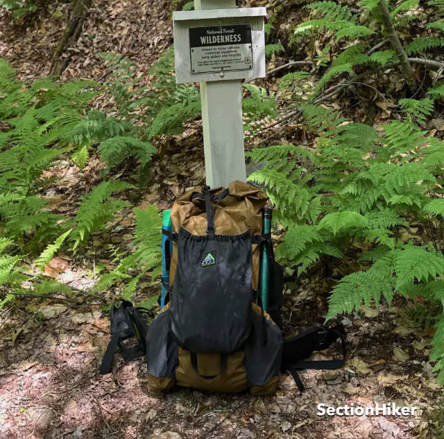 Le vol 3 a une disposition de pack légère typique avec une poche en maille avant et deux poches de bouteille d'eau latérale