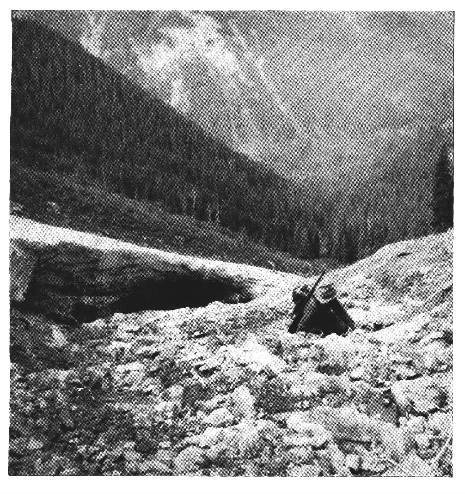 Une vieille photo en noir et blanc d'un chasseur qui a atténué une toboggan