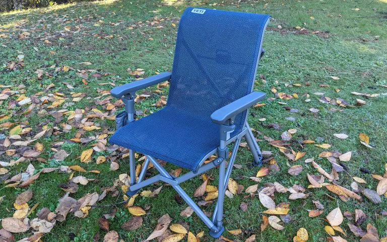   chaise de camping de Yeti assise sur l'herbe