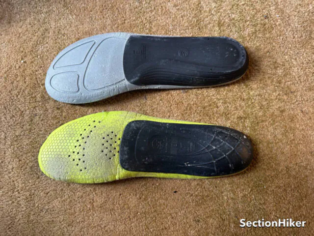 Le nouveau modèle (en haut) a une mousse avantfoot plus épaisse et une courbure moins le long des côtés du capuchon du talon, ce qui favorise une meilleure stabilité