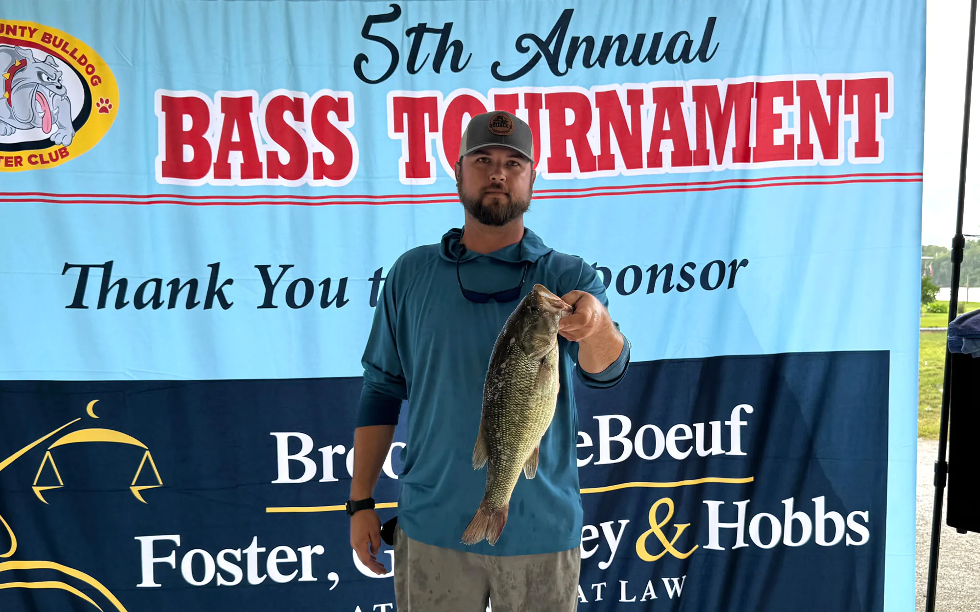 Un pêcheur en Floride maintient un basse record lors d'un tournoi.