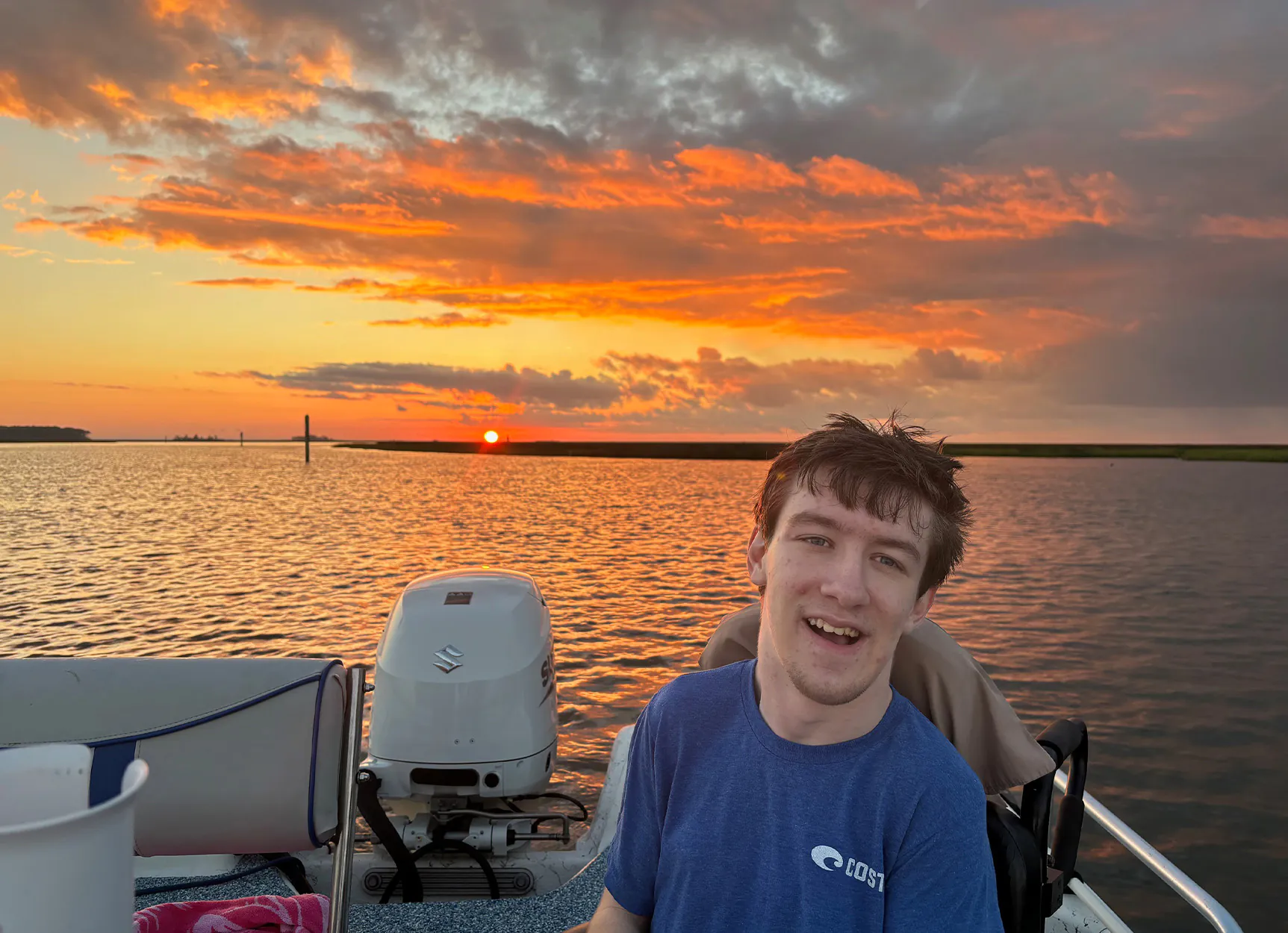 Un pêcheur handicapé pêchant au large de la côte du Mississippi.