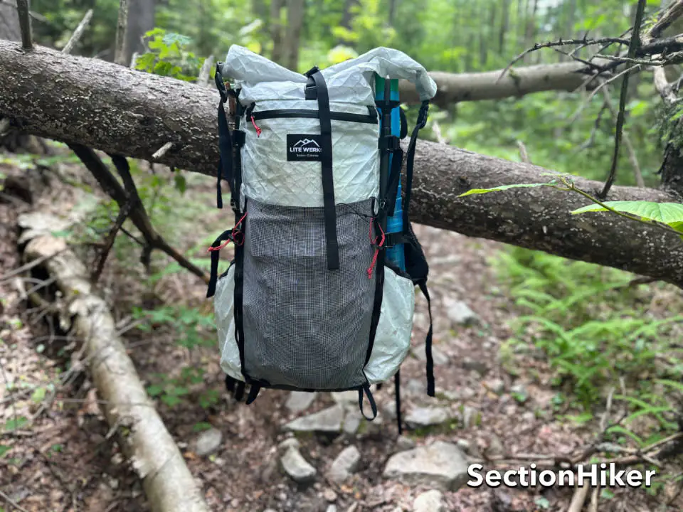 La dose quotidienne a une poche de carte avec une fermeture à glissière imperméable au-dessus de la poche en maille extensible.