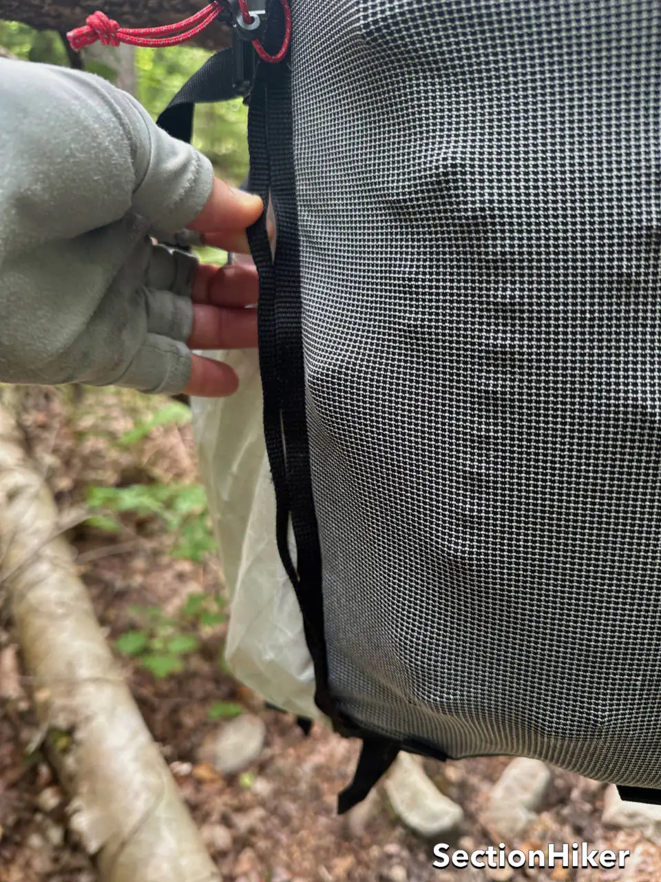 Les chaînes de marguerites courent à côté de la poche en maille.