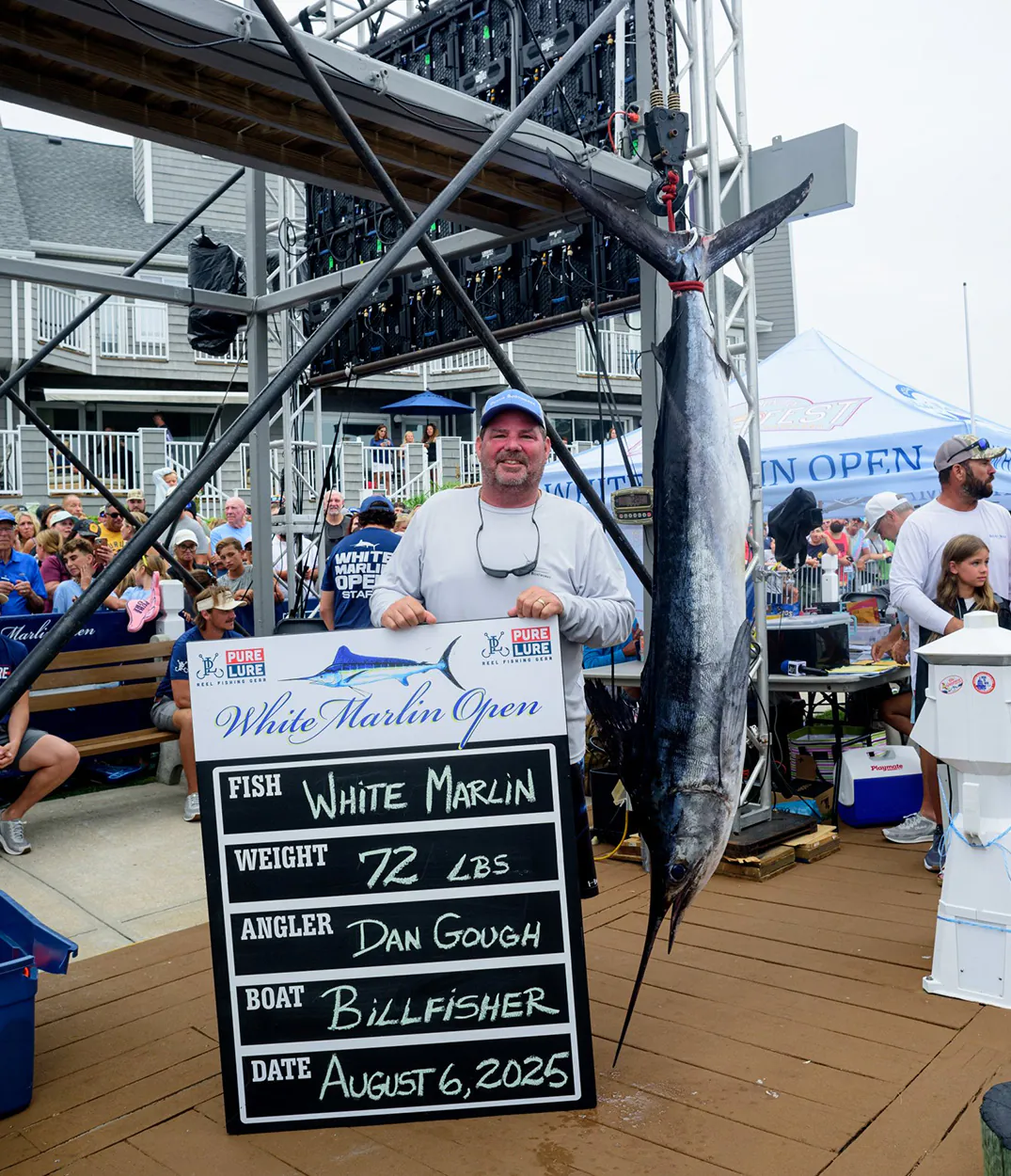 Un pêcheur local avec le marlin gagnant lors d'un tournoi du Maryland.