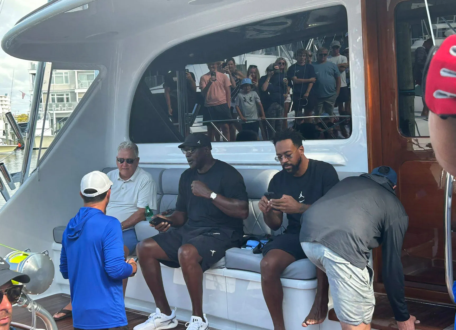 Michael Jordan à bord de son yacht de pêche sportive.