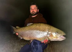 Bête d'une truite brune prise la nuit en Nouvelle-Zélande est un nouveau record du monde