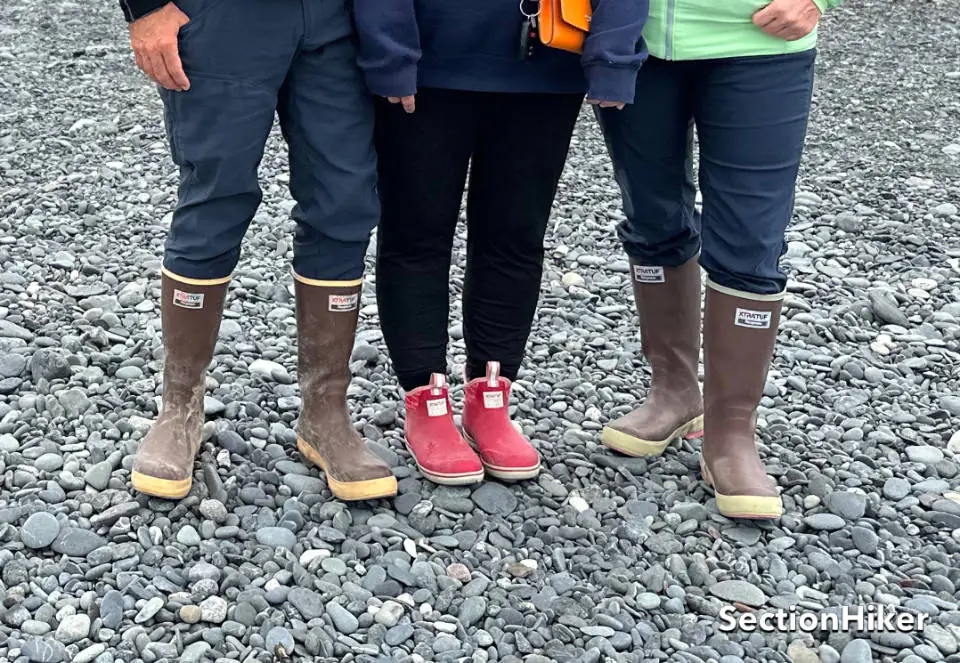 Les bottes héritées xtratuf sont également disponibles en tailles plus courtes et en plusieurs couleurs