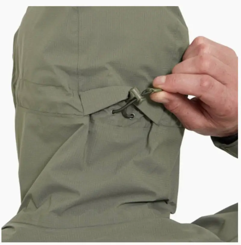 La veste a un cordon arrière pour régler la taille du capot.