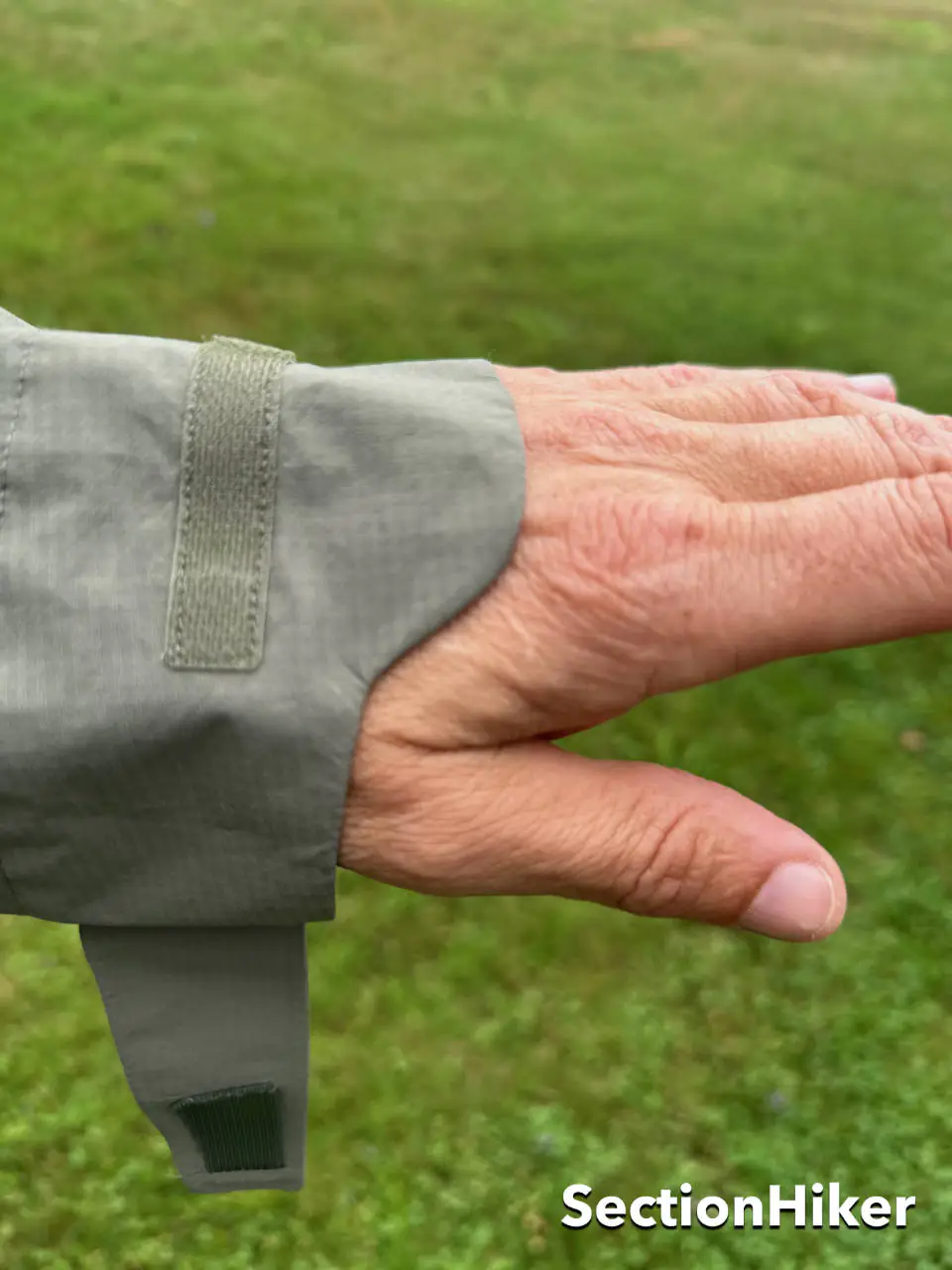 Les manches sont coupées longtemps pour garder l'arrière de vos mains plus chaud sous la pluie.