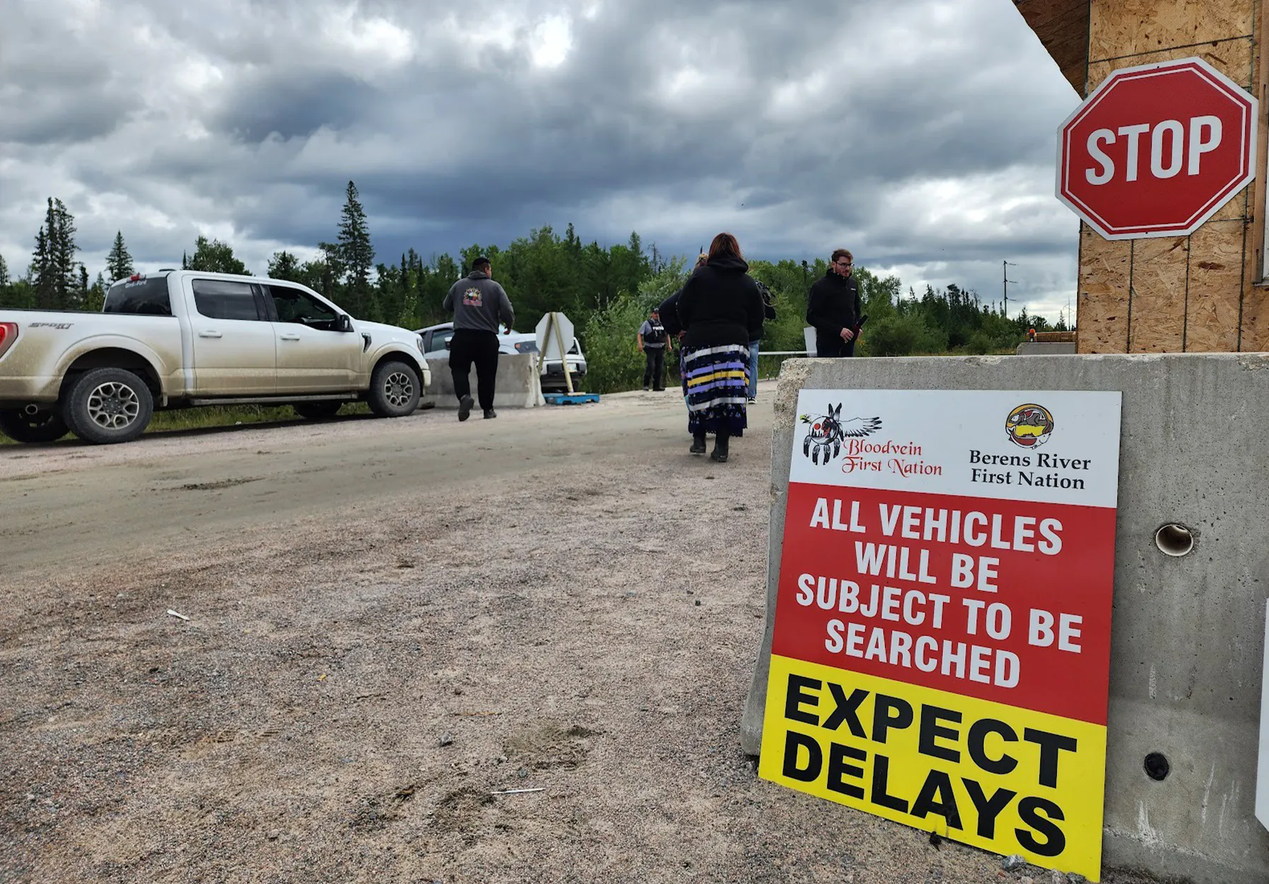 Un point de contrôle situé le long d'une frontière de la Première nation au Manitoba.
