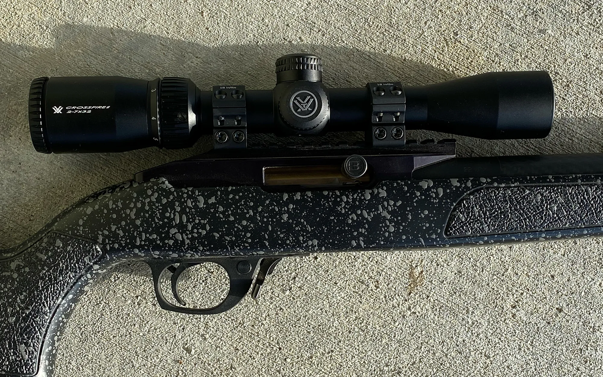 La lunette de vortex est montée sur un fusil.