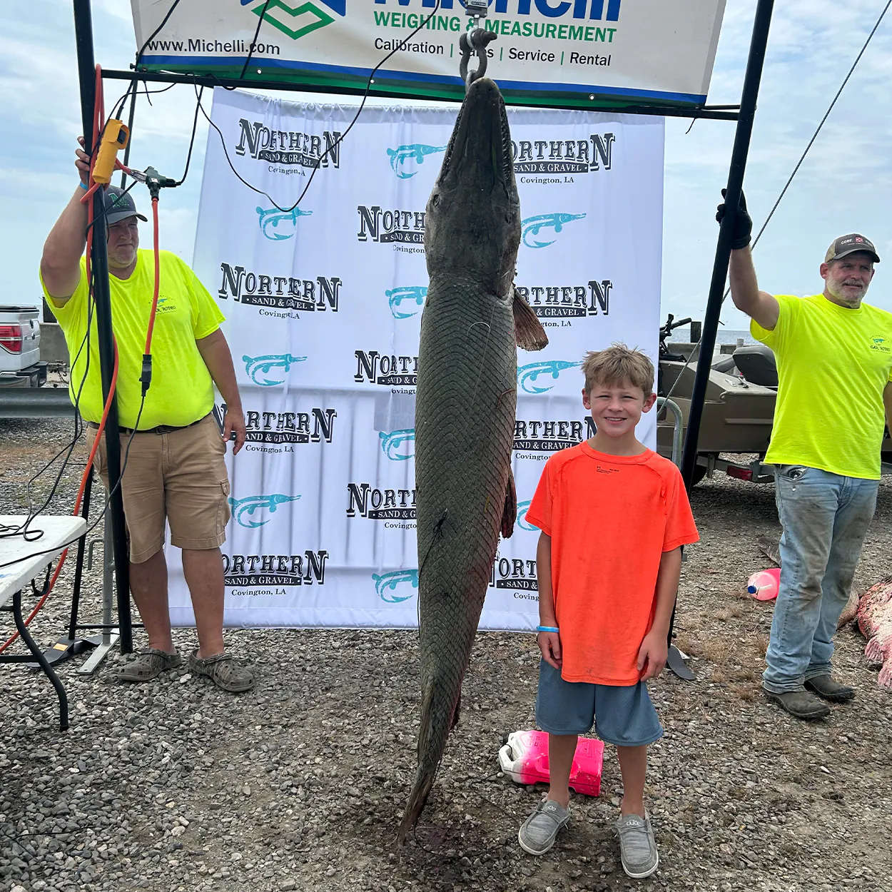 Un jeune pêcheur de Lousiana avec un gros alligator gar.