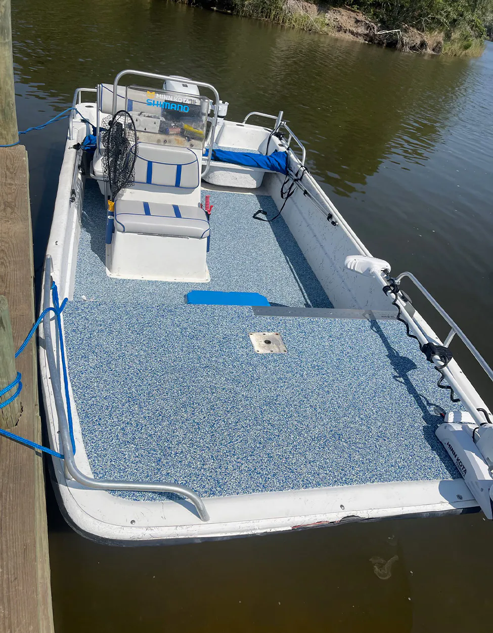 Un skiff de Carolina personnalisé pour les pêcheurs en fauteuil roulant.