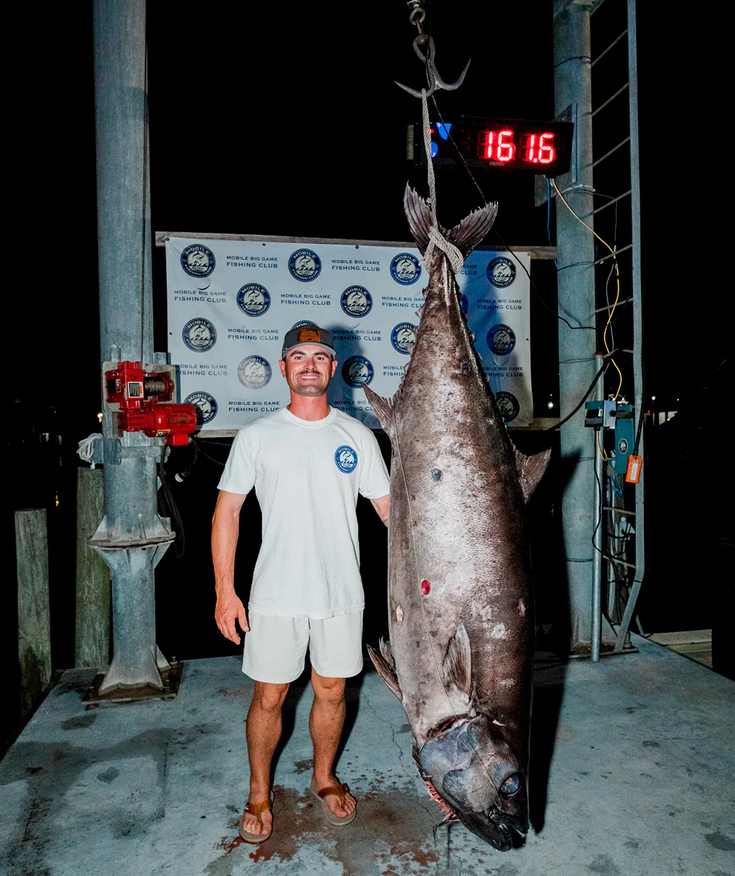 Un pêcheur du tournoi avec un grand escarol, il a rattrapé la côte de l'Alabama.