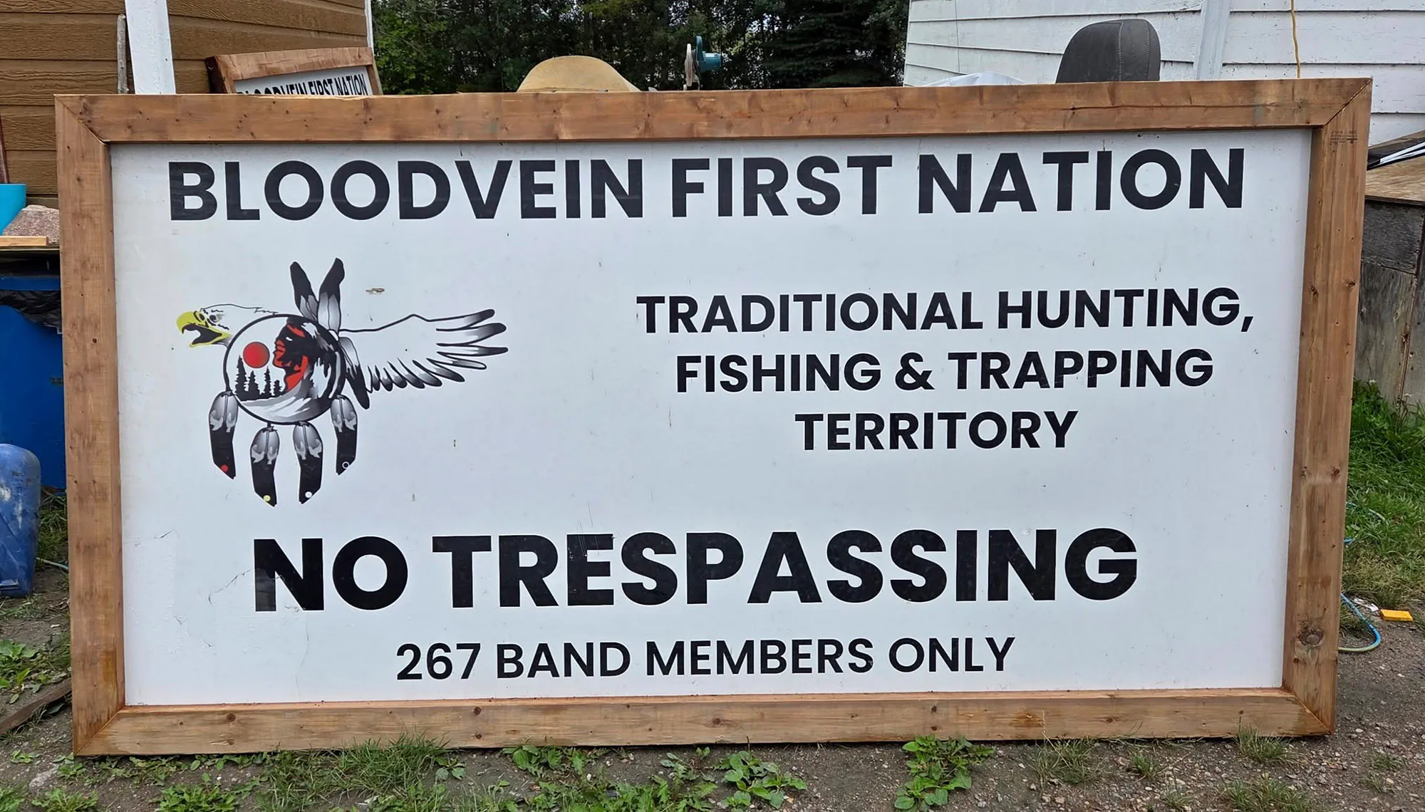 Un panneau qui a été installé sur la frontière de la première nation de Bloodvein à Winnipeg.
