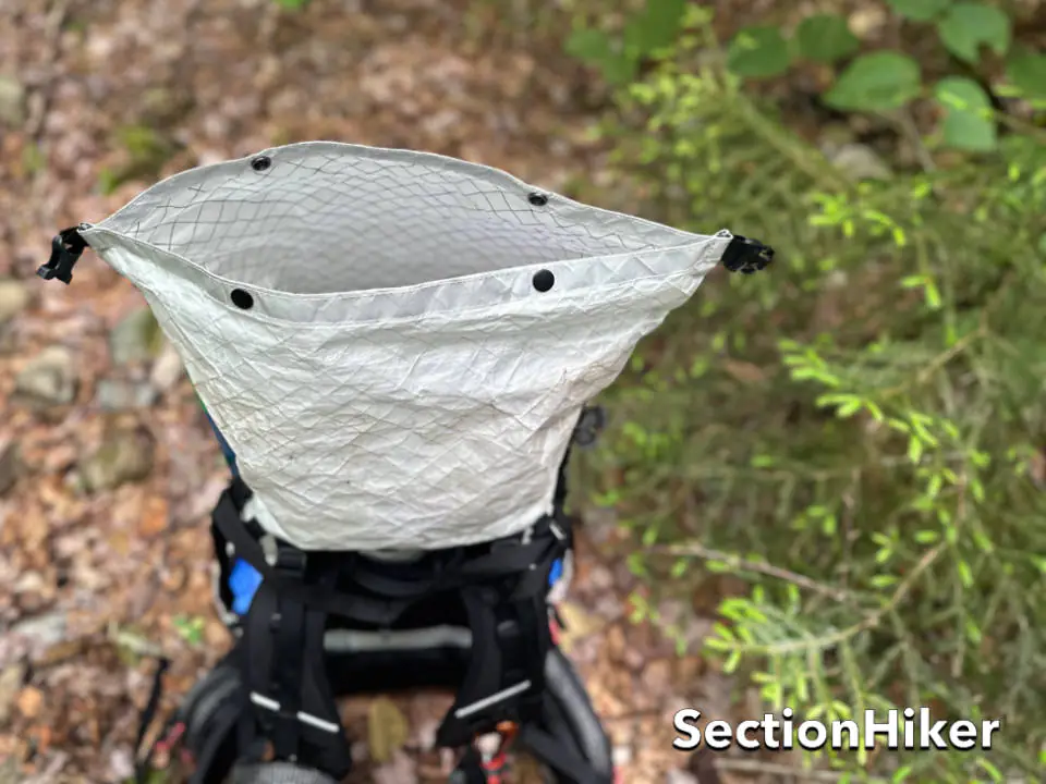 Le haut du rolltop se ferme avec des clichés, vous permettant d'utiliser tout le volume dans le collier d'extension.