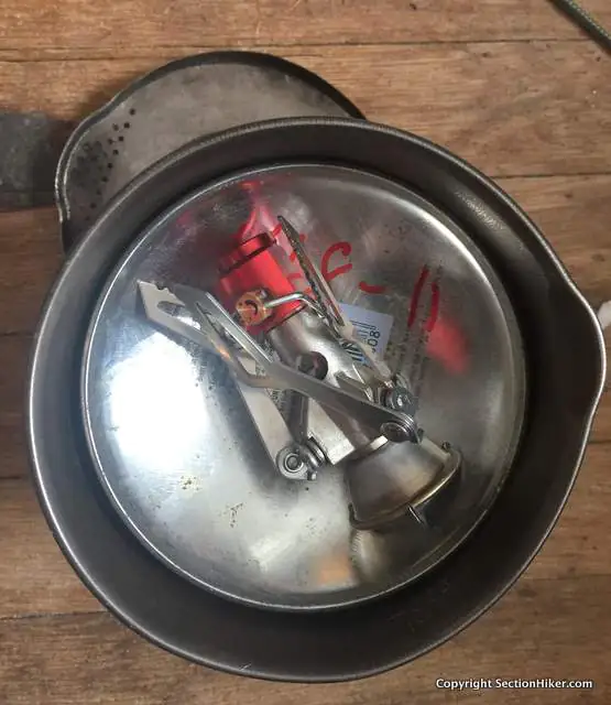 La fusée MSR Pocket 2 et une grande cartouche à gaz (8 oz / 227g) s'inscrivent dans ce pot de pâtes en titane Evernew de 0,9 litre