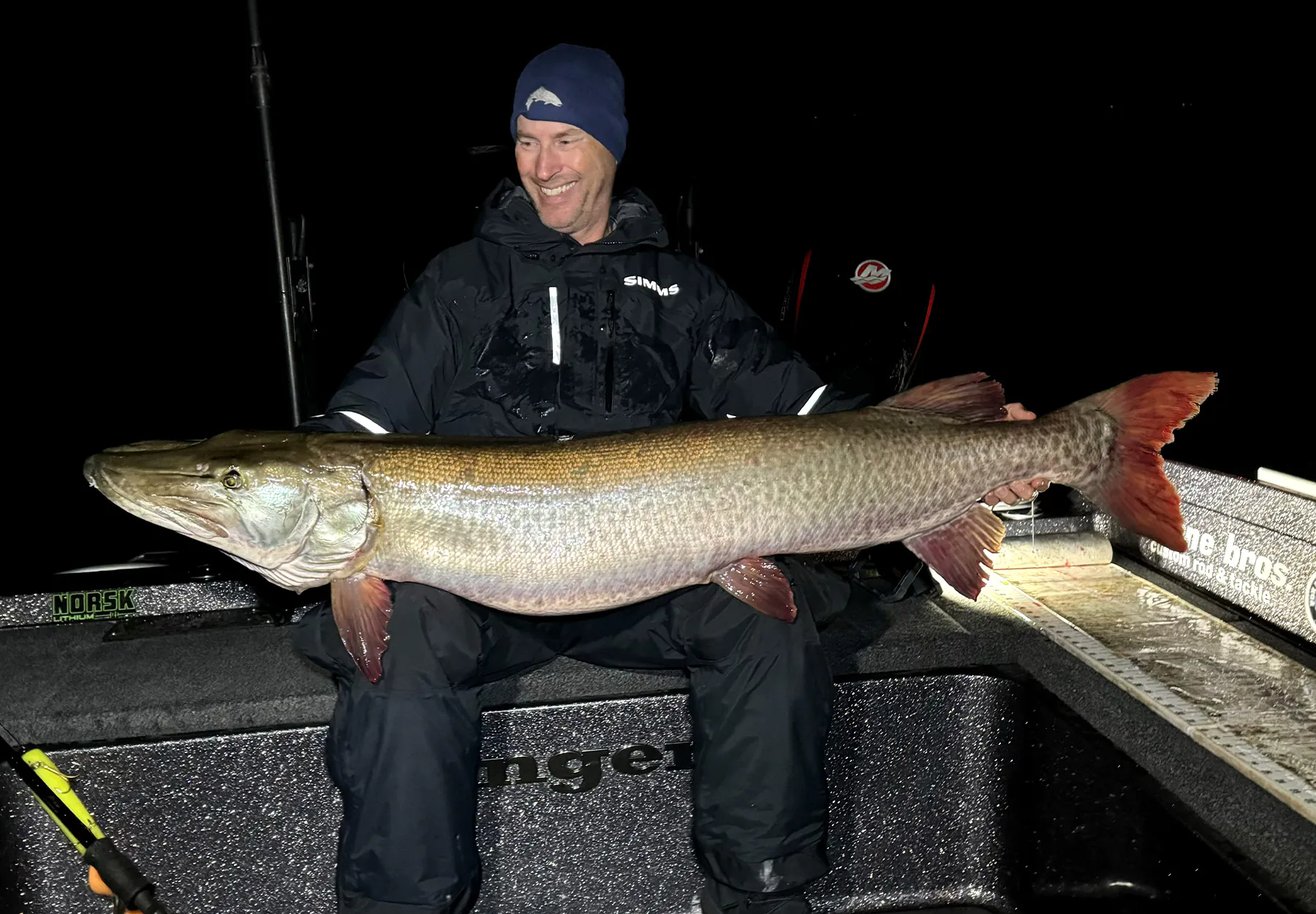 Un pêcheur avec Muskie de taille mondiale.